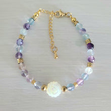 Charger l&#39;image dans la galerie, Bracelet en fluorite et nacre.