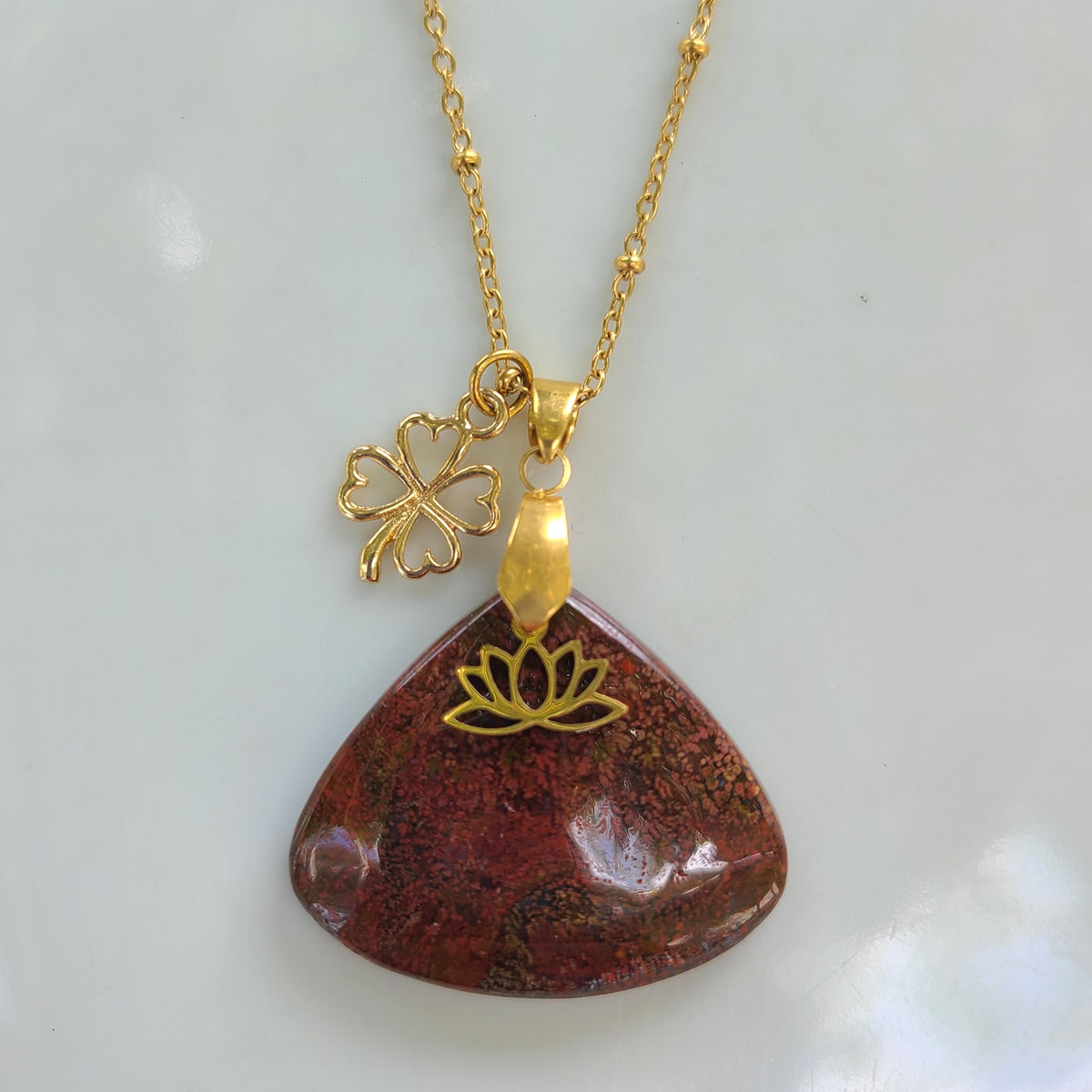 Collier en jaspe bréchite naturel sur chaîne dorée.