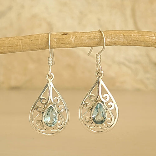 Boucles d'oreilles longues en argent et topaze bleue - Petite Rainette