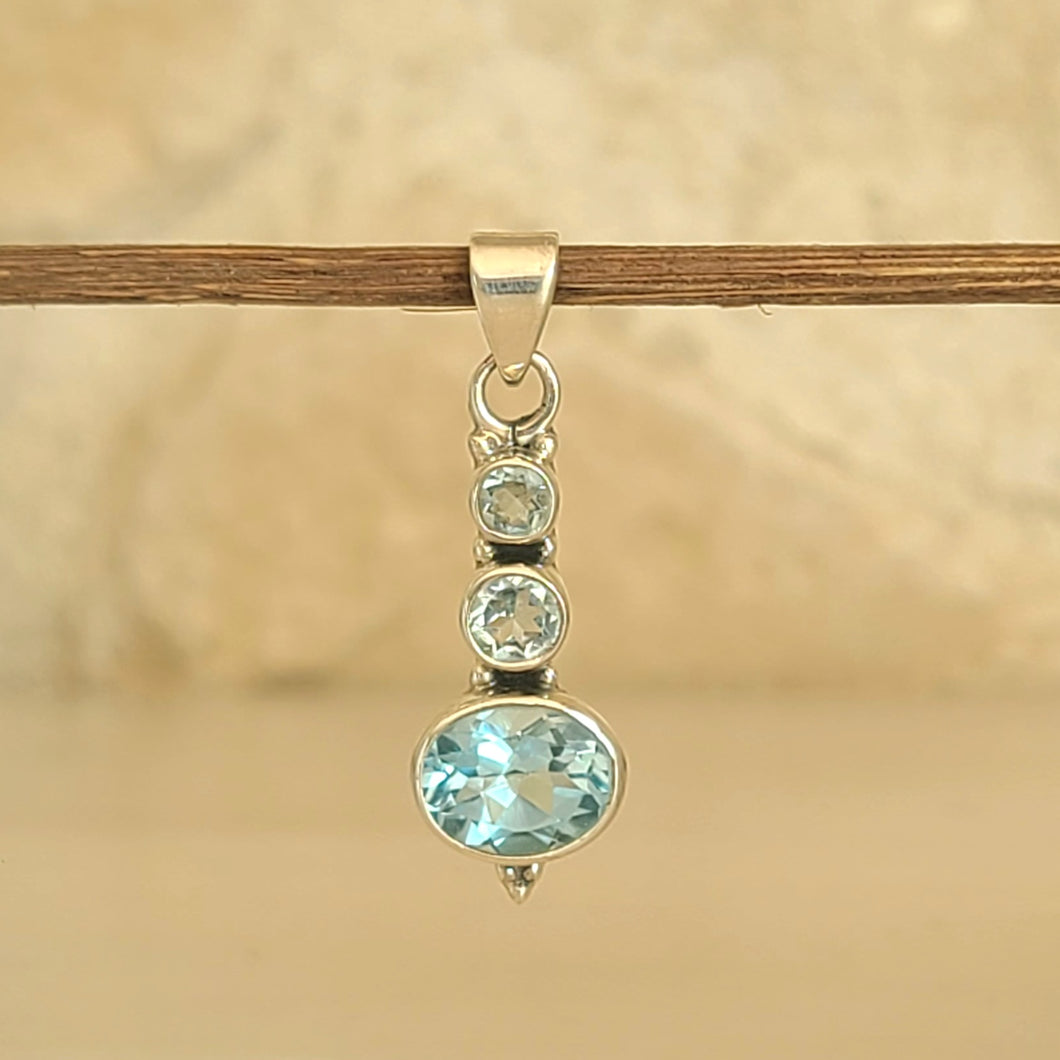 Pendentif en argent et topaze bleue taillée - Petite Rainette