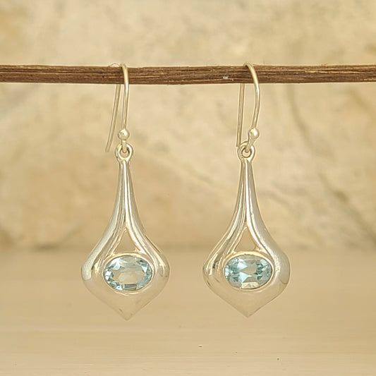 Boucles d'oreilles longues forme goutte en argent et topaze bleue - Petite Rainette