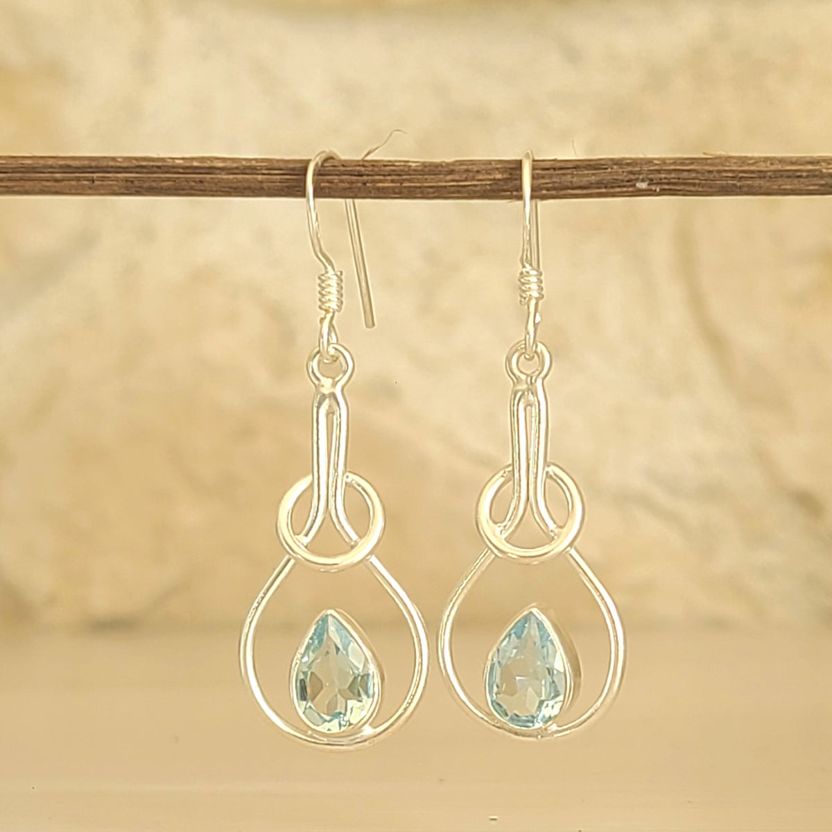 Promotion - Boucles d'oreilles longues en argent et topaze bleue - Petite Rainette