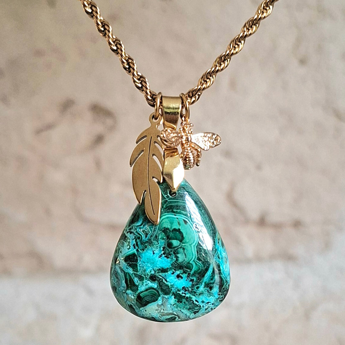 Collier en chrysocolle sur chaîne dorée avec breloque plume et abeille.