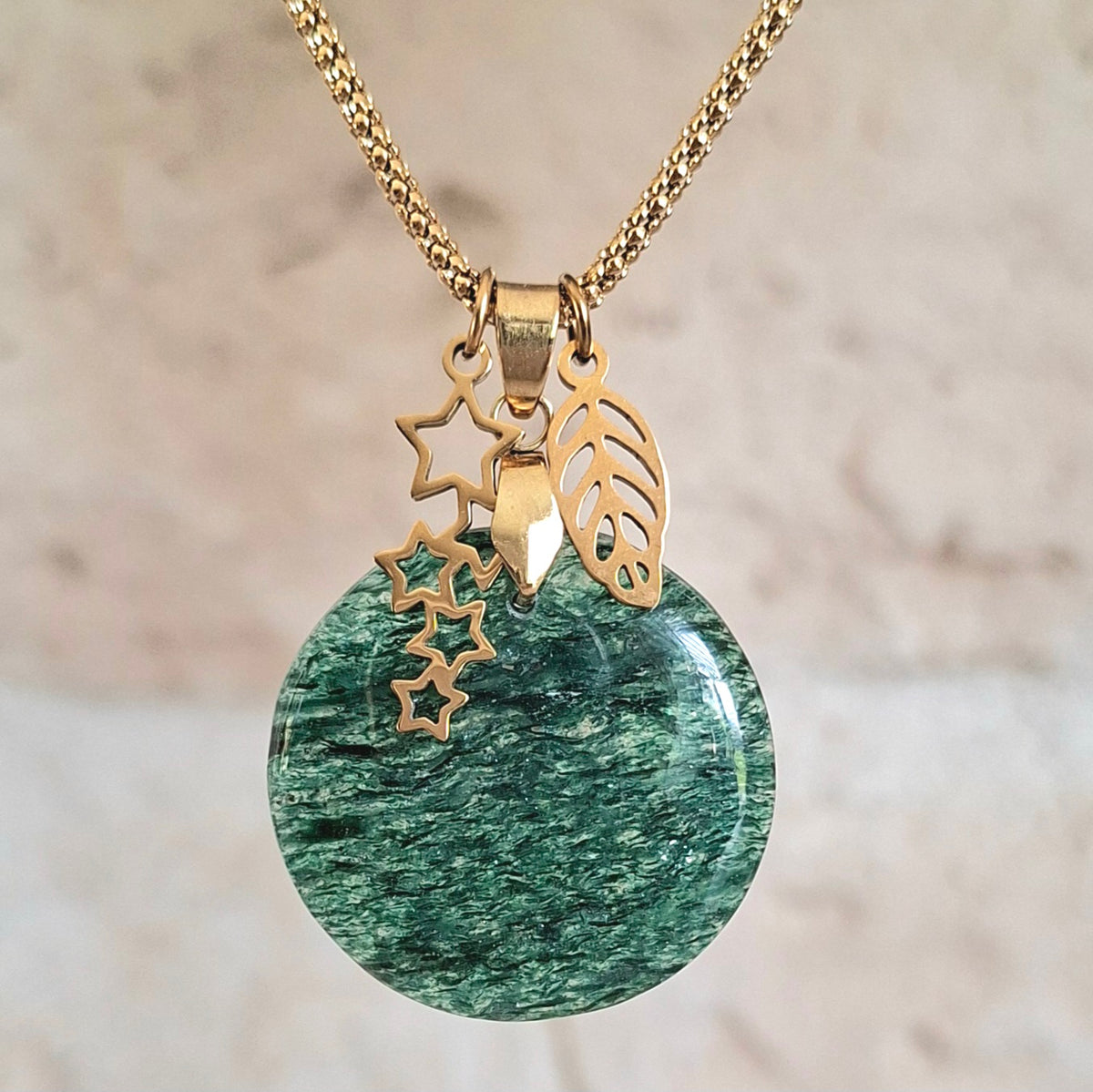 Collier en aventurine sur chaîne dorée maille bambou avec breloques étoiles et feuille.