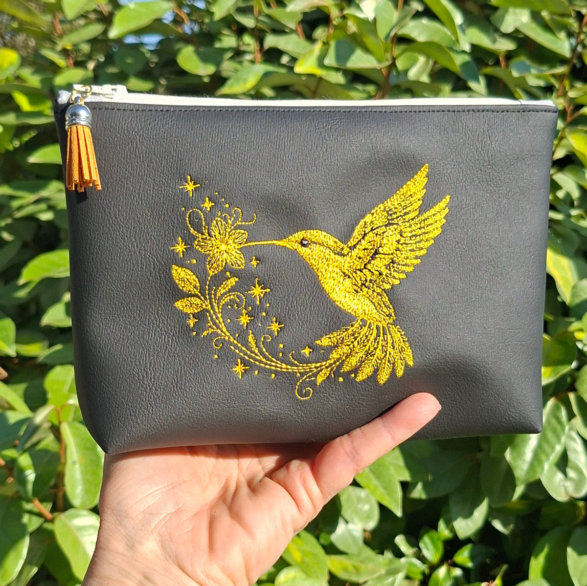 Trousse femme brodée colibri
