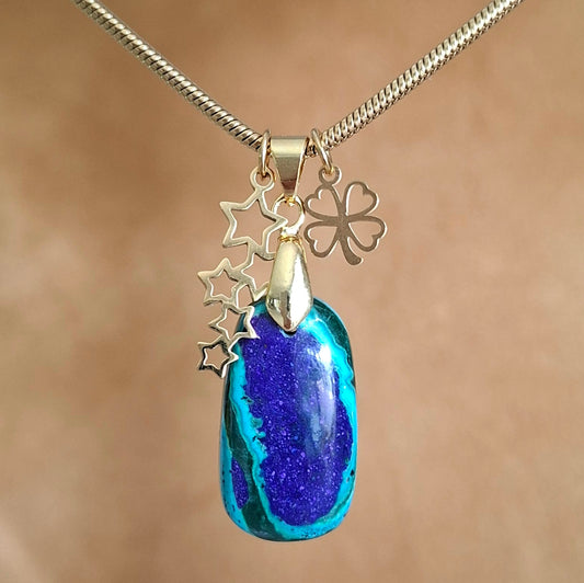 Collier en azurite naturelle rectangulaire bleue avec nuances vertes et breloques étoiles et trèfle à quatre feuilles.