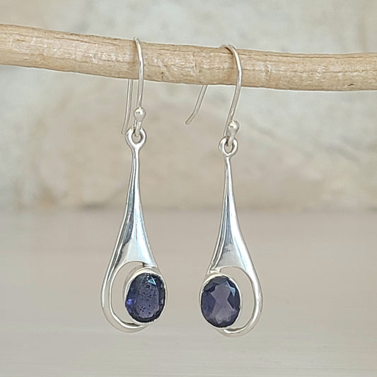 Boucles d'oreilles longues asymétriques en argent et iolite  ovale à facettes