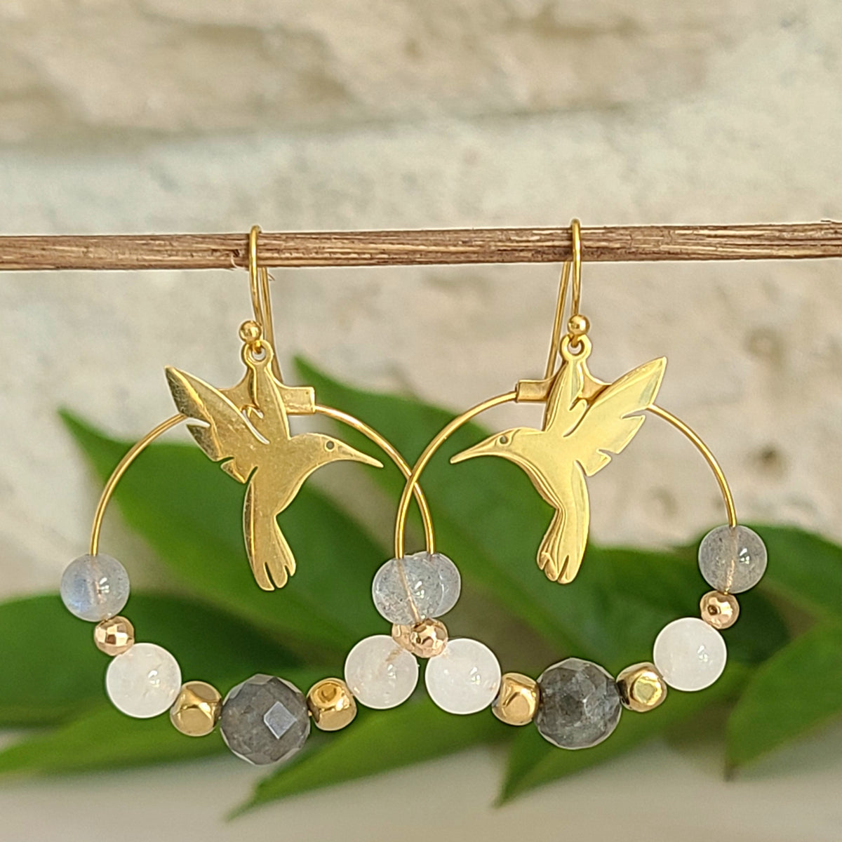 Boucles d'oreilles dorées créoles colibri en labradorite et quartz