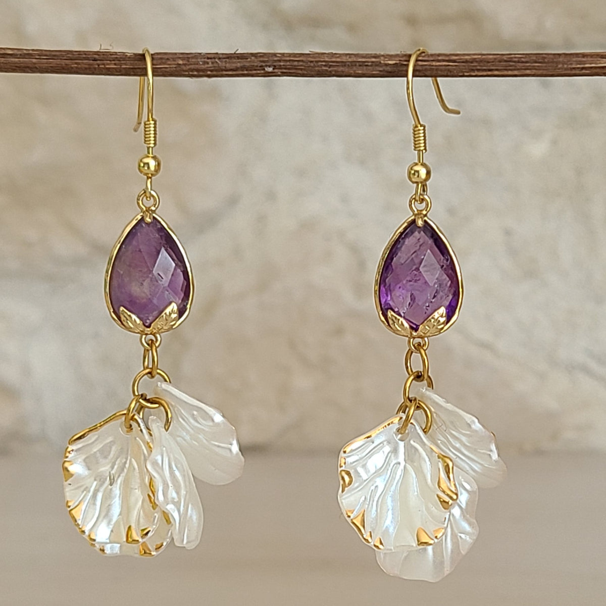 Boucles d'oreilles longues en améthyste avec pétales blancs