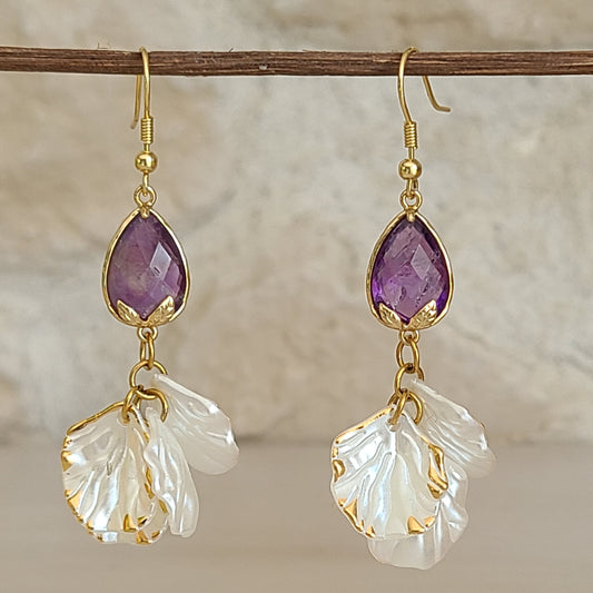 Boucles d'oreilles longues en améthyste avec pétales blancs