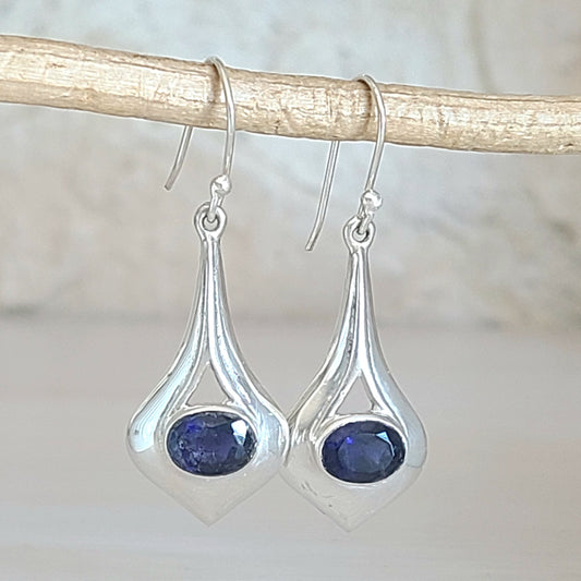 Boucles d'oreilles longues forme goutte en argent et iolite à facettes
