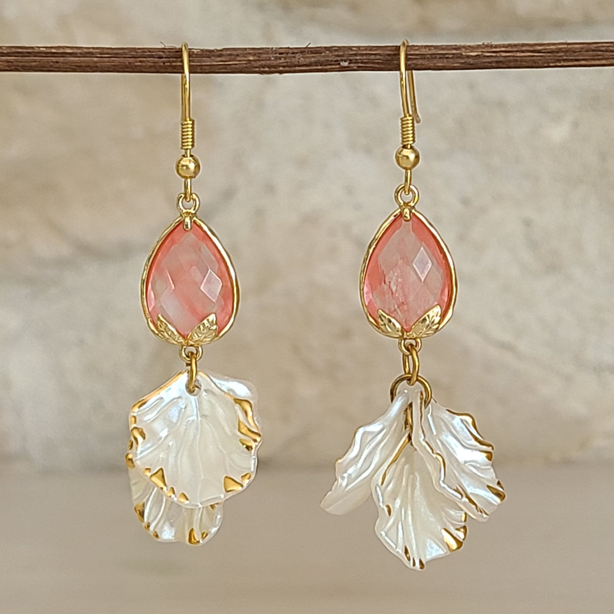 Boucles d'oreilles longues dorées en tourmaline melon d'eau avec pétales bancs et dorés