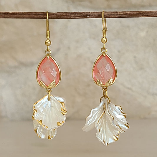 Boucles d'oreilles longues dorées en tourmaline melon d'eau avec pétales bancs et dorés