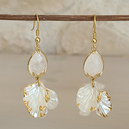 Boucles d'oreilles longues en cristal de roche à facettes avec pétales blancs