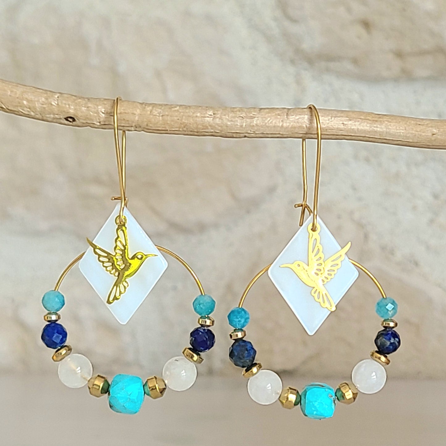Boucles d’oreilles créoles dorées 30 mm avec turquoise quartz lapis lazuli apatite, nacre et breloque colibri.