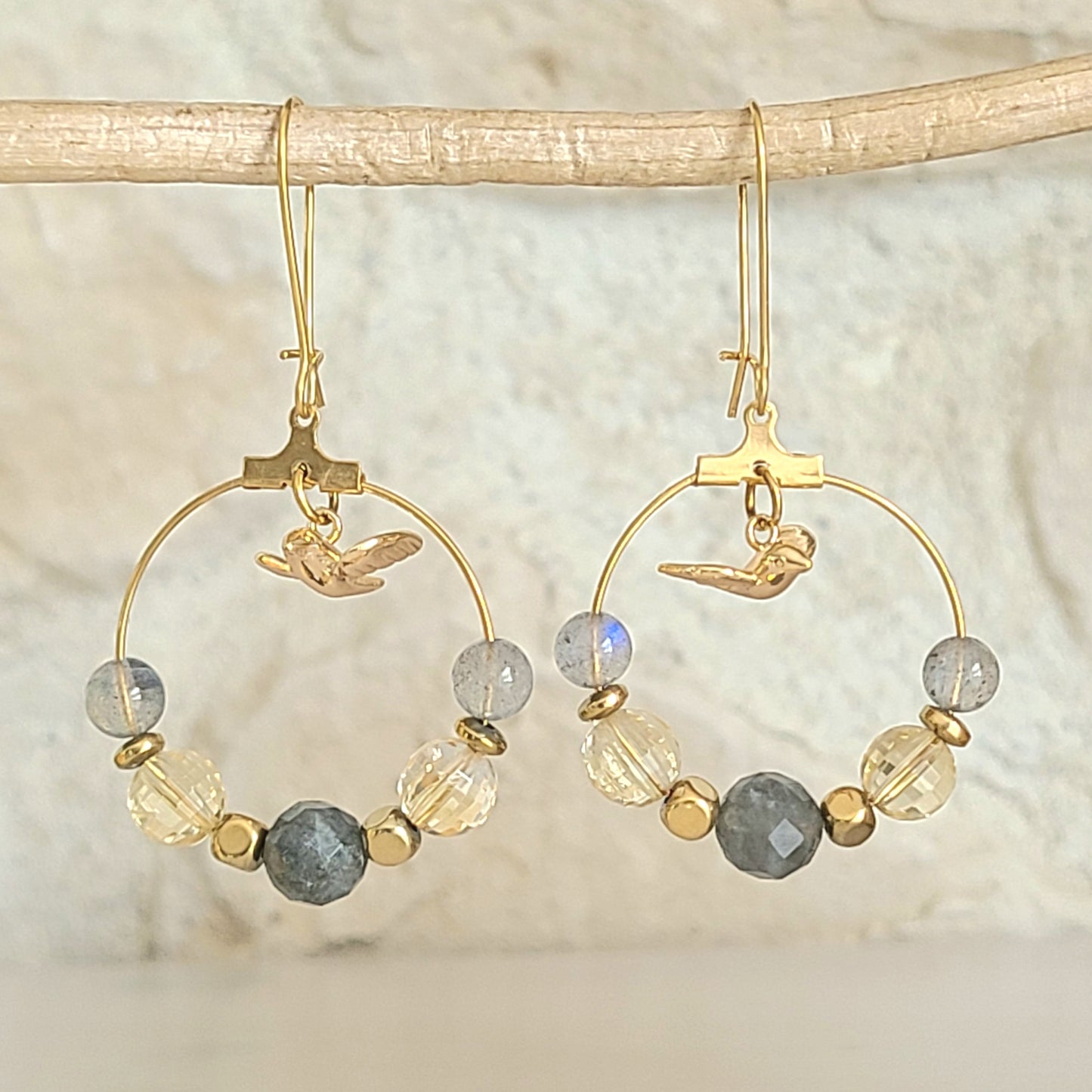Boucles d'oreilles créoles acier en citrine et labradorite avec breloque oiseau