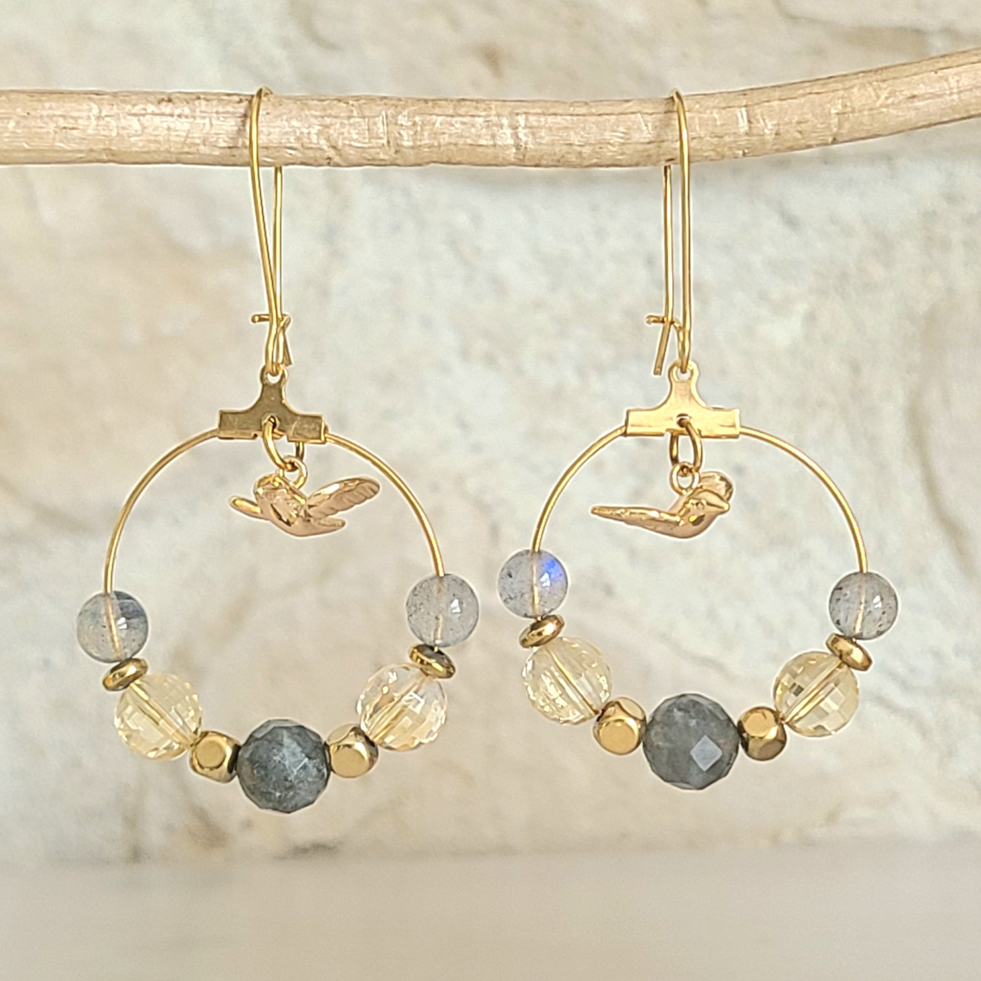 Boucles d'oreilles créoles acier en citrine et labradorite avec breloque oiseau