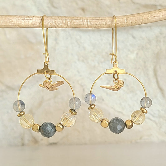 Boucles d'oreilles créoles acier en citrine et labradorite avec breloque oiseau