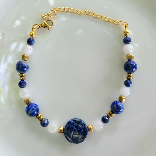 Bracelet en lapis-lazuli et pierre de lune avec détails dorés.