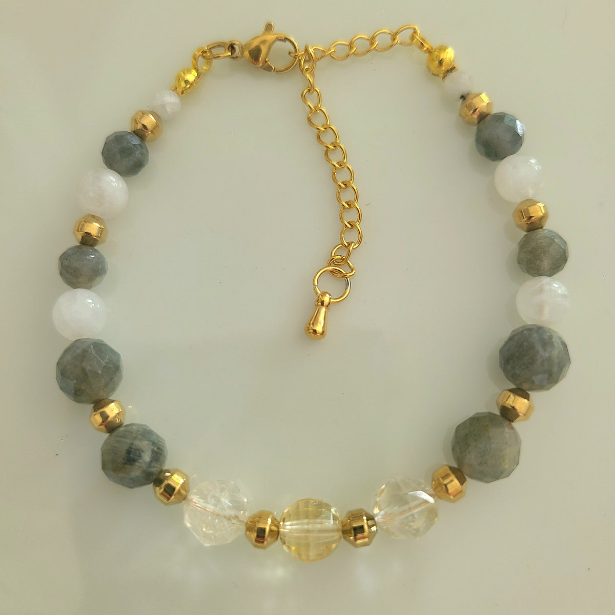 Bracelet doré en labradorite, citrine et pierre de lune facettées.