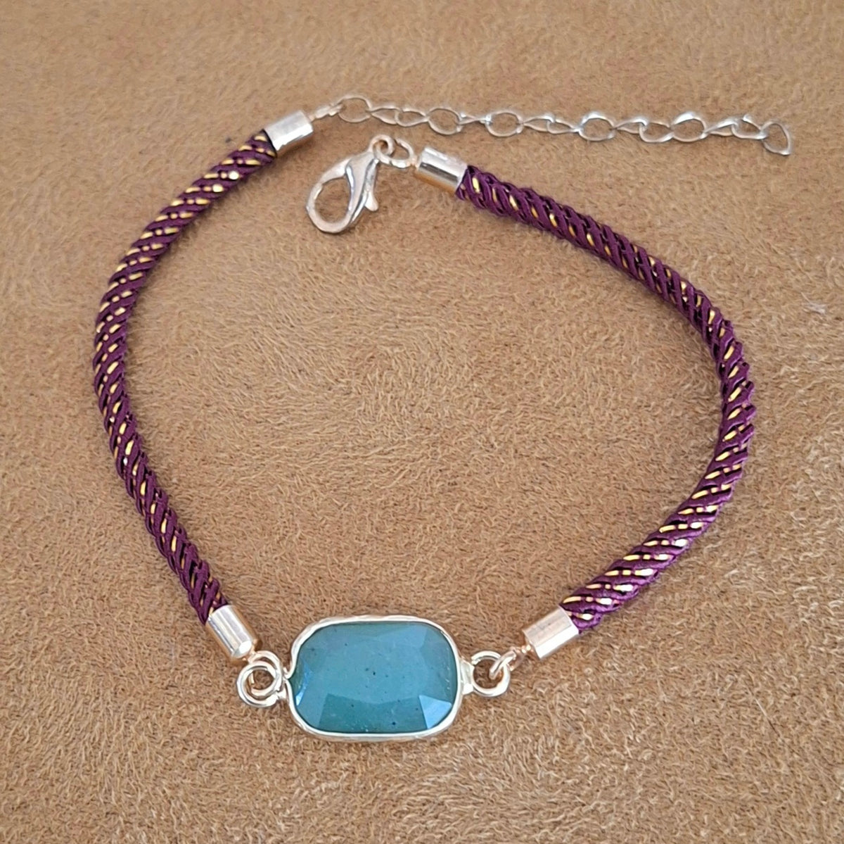 Bracelet cordon bordeaux et doré avec aventurine naturelle facettée