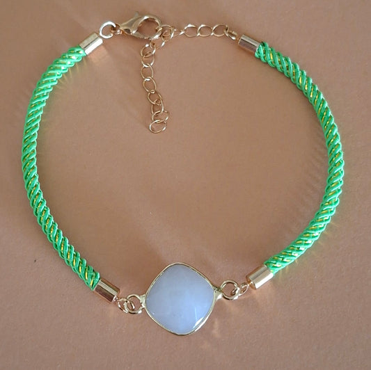 Bracelet cordon vert et doré avec pierre naturelle en jade blanc