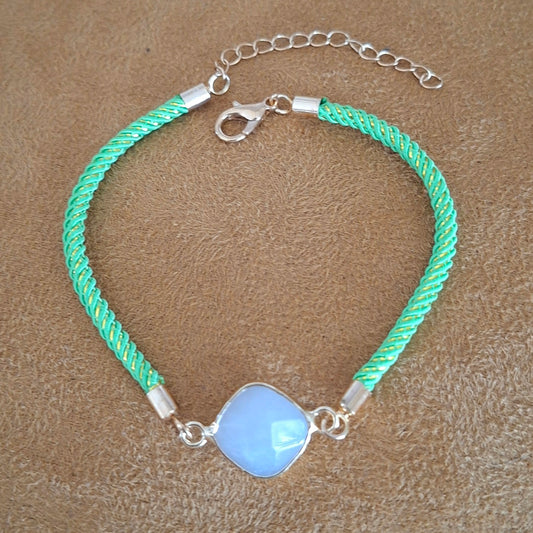 Bracelet cordon vert et doré avec pierre naturelle en jade blanc