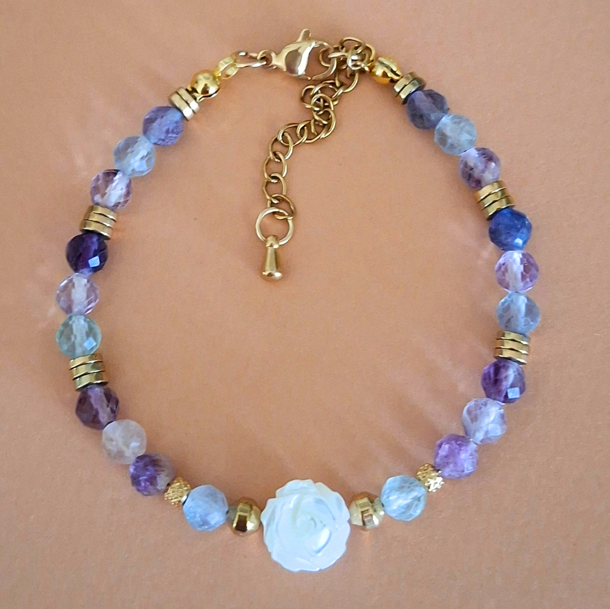 Bracelet Célia en fluorite naturelle facettée avec rose en nacre et perles dorées