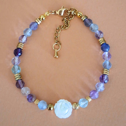 Bracelet Célia en fluorite naturelle facettée avec rose en nacre et perles dorées