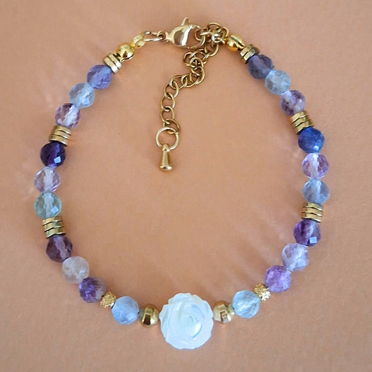 Bracelet Célia en fluorite naturelle facettée avec rose en nacre et perles dorées