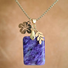 Charger l'image dans la galerie, Collier en charoïte rectangulaire violette avec breloque feuille et fleur d'hibiscus dorées.