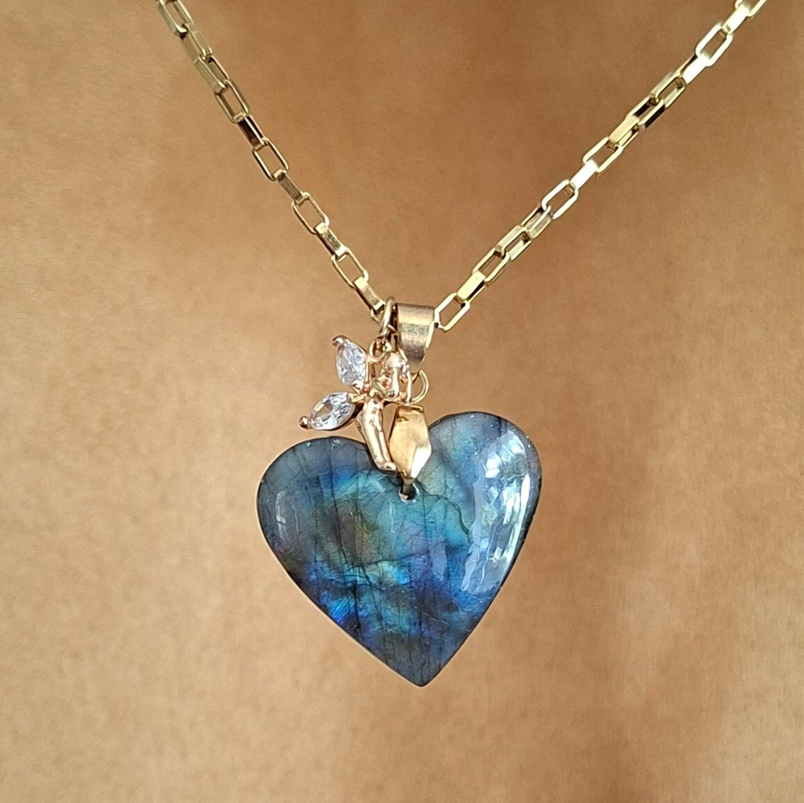 Collier en labradorite cœur sur chaîne dorée avec breloque fée.