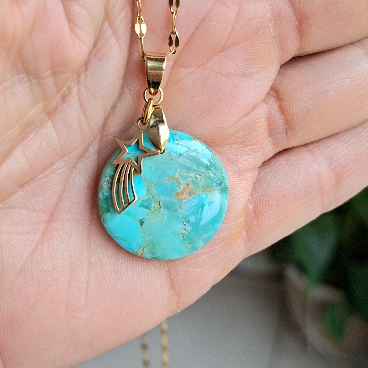 Collier turquoise mohave ronde pierre naturelle acier inoxydable doré étoile filante dans la main