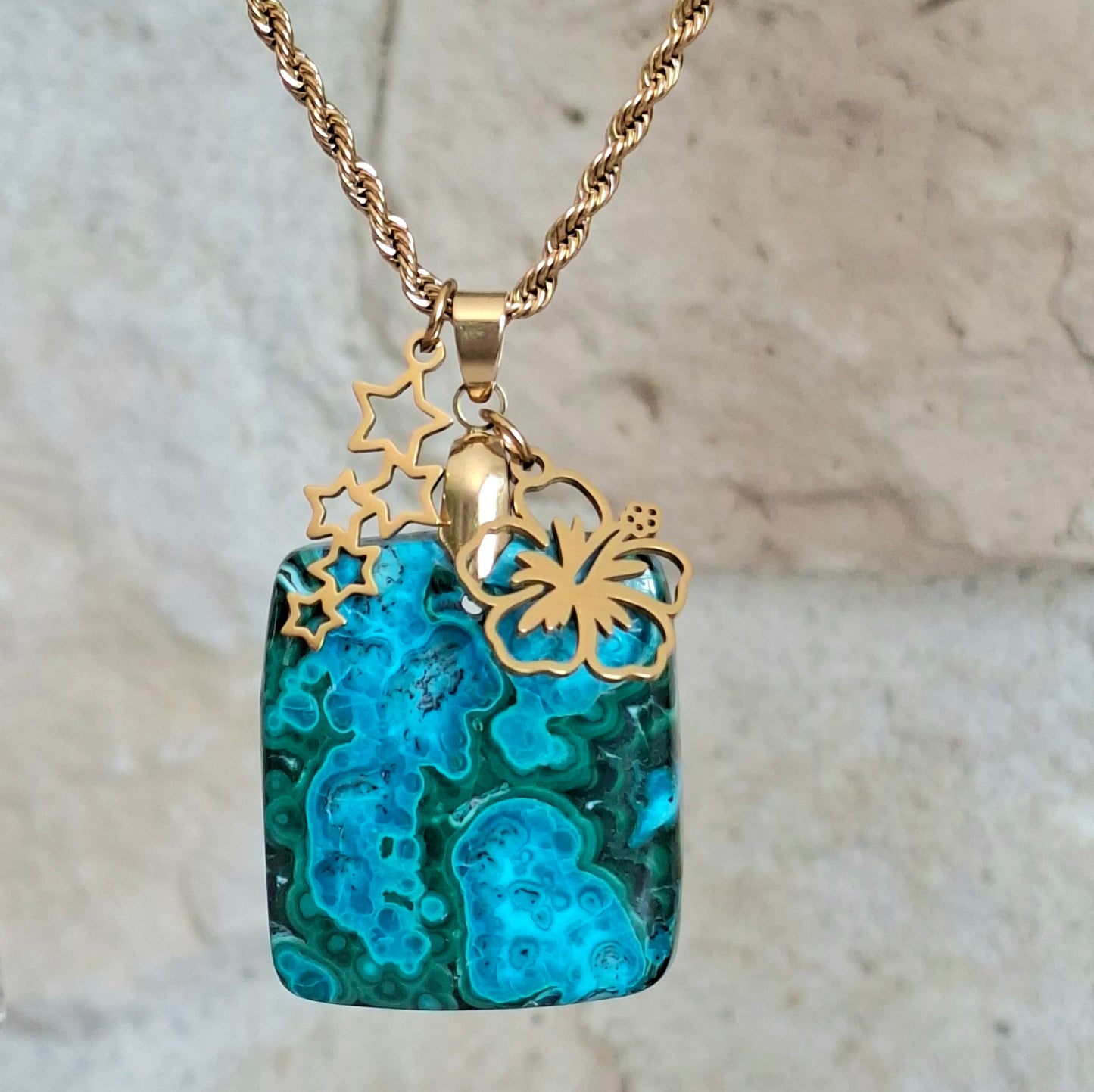 Collier acier doré chrysocolle malachite rectangulaire, breloques étoiles et hibiscus