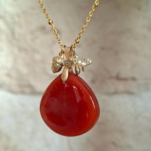 Charger l'image dans la galerie, Collier acier doré et cornaline naturelle- Détails breloques dorées - Petite Rainette