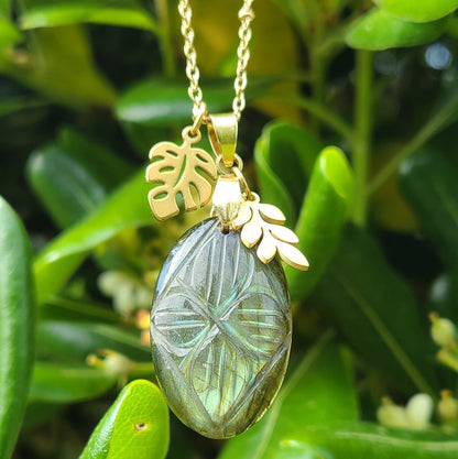 Collier en labradorite ovale ciselée avec breloques feuilles en acier inoxydable doré. Petite Rainette Bijoux
