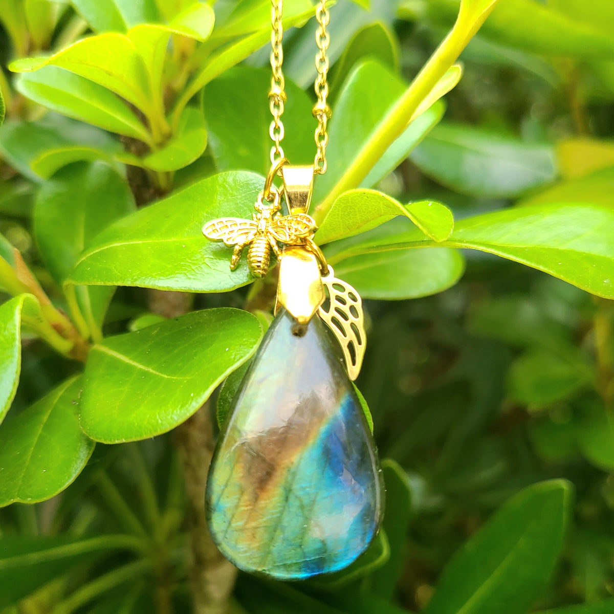 Collier acier doré en labradorite goutte, reflets bleus et dorés - Petite Rainette Bijoux