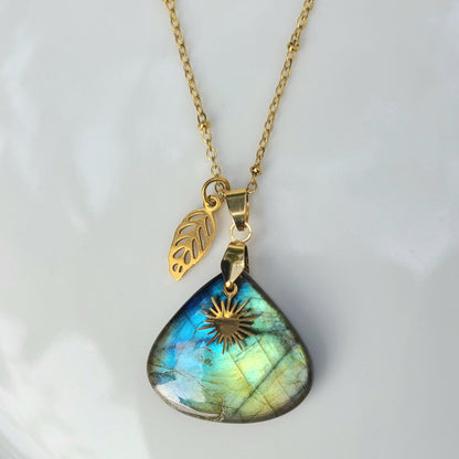 Collier en labradorite goutte avec breloques soleil et feuille en acier inoxydable doré. Petite Rainette ijoux
