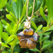 Charger l'image dans la galerie, Collier en acier et oeil de tigre en forme de fleur avec breloque tortue