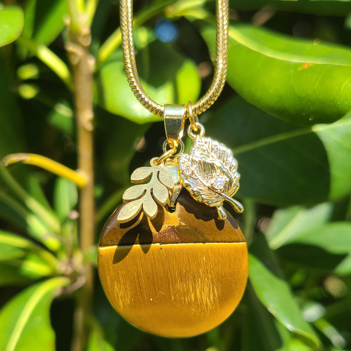 Collier en acier doré et oeil de tigre rond avec breloques feuilles