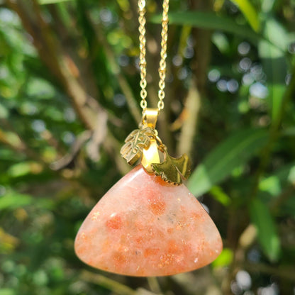 Collier en acier inoxydable doré et véritable pierre du soleil triangulaire