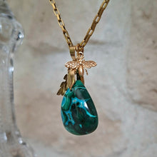 Charger l'image dans la galerie, Collier acier malachite chrysocolle avec breloques abeille et feuille
