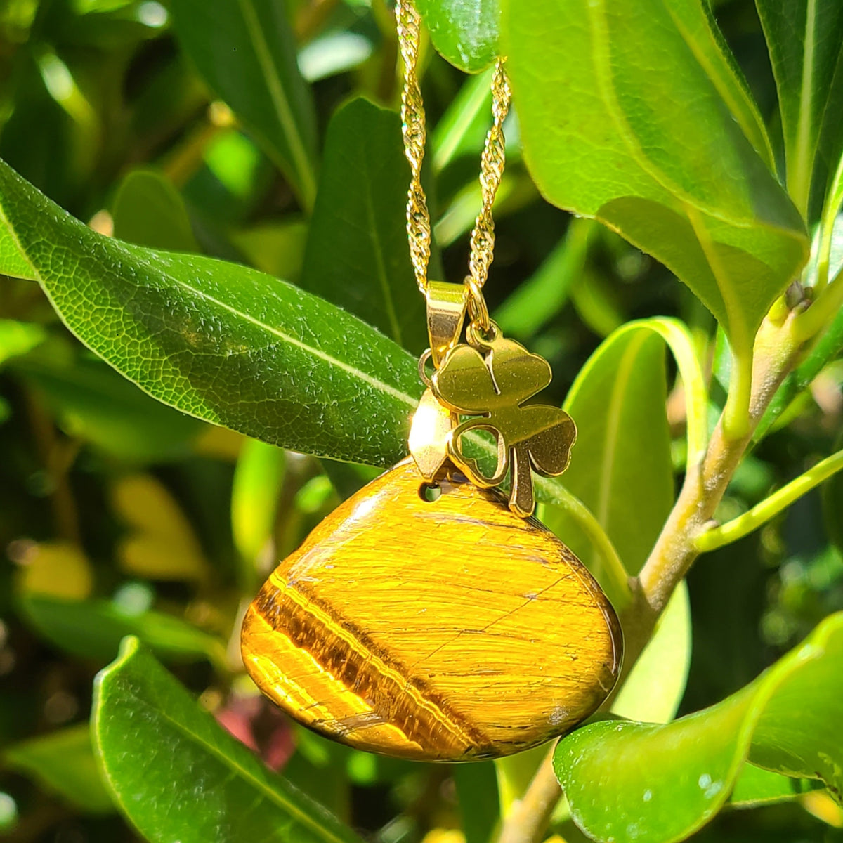 Collier en acier doré avec oeil de tigre triangulaire et breloque trèfle