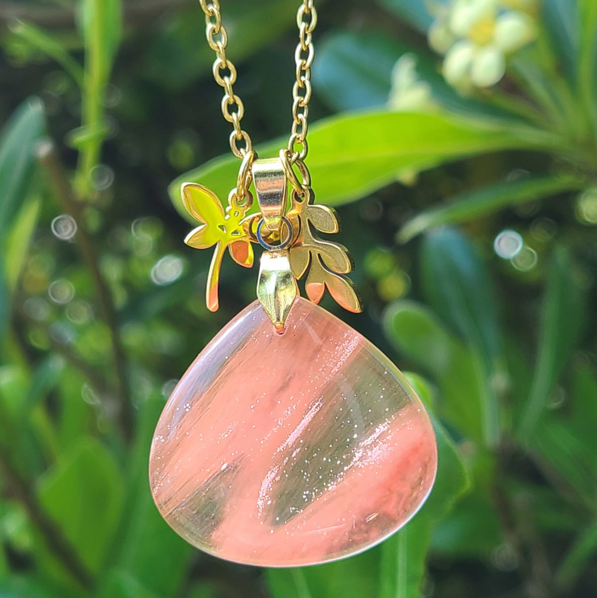 Collier acier en quartz cerise avec breloque libellule et feuille