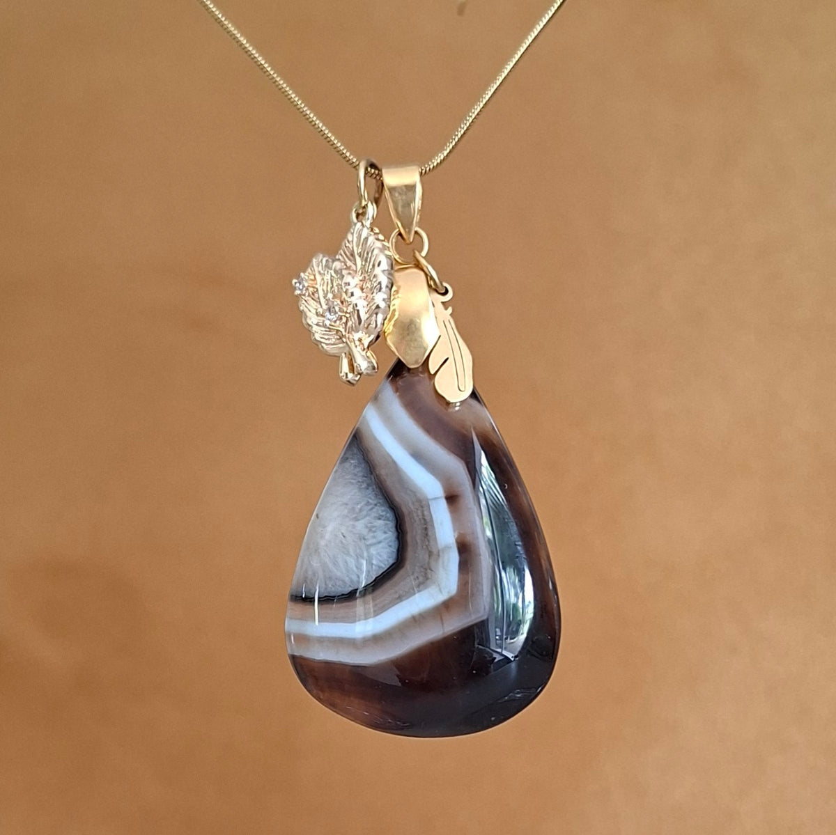 Collier acier doré en agate deu Botswana avec breloques feuilles et plume - Petite Rainette