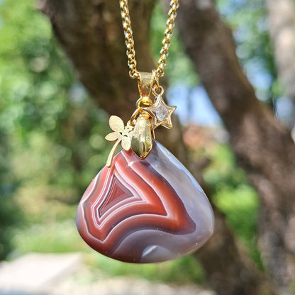 Collier agate du Botswana sur chaîne dorée acier et breloques papillon et étoile