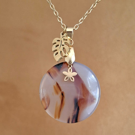 Collier en acier et agate ronde du Montana avec breloques fleur et feuille de monstera