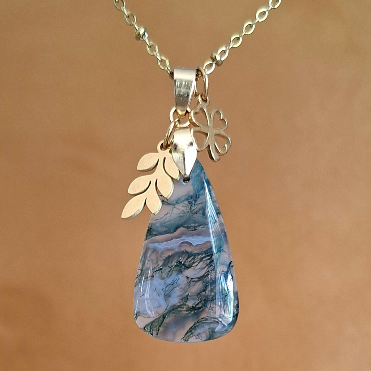 Collier acier inoxydable doré en agate mousse forme goutte avec breloques feuille et trèfle à 4 feuilles
