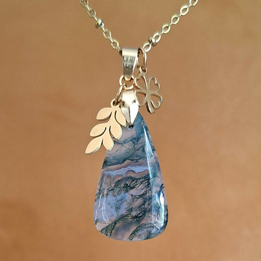Collier acier inoxydable doré en agate mousse forme goutte avec breloques feuille et trèfle à 4 feuilles