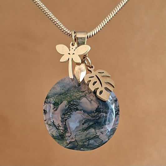 Collier en agate mousse sur chaîne dorée maille serpent avec breloques libellule et feuille de monstera.
